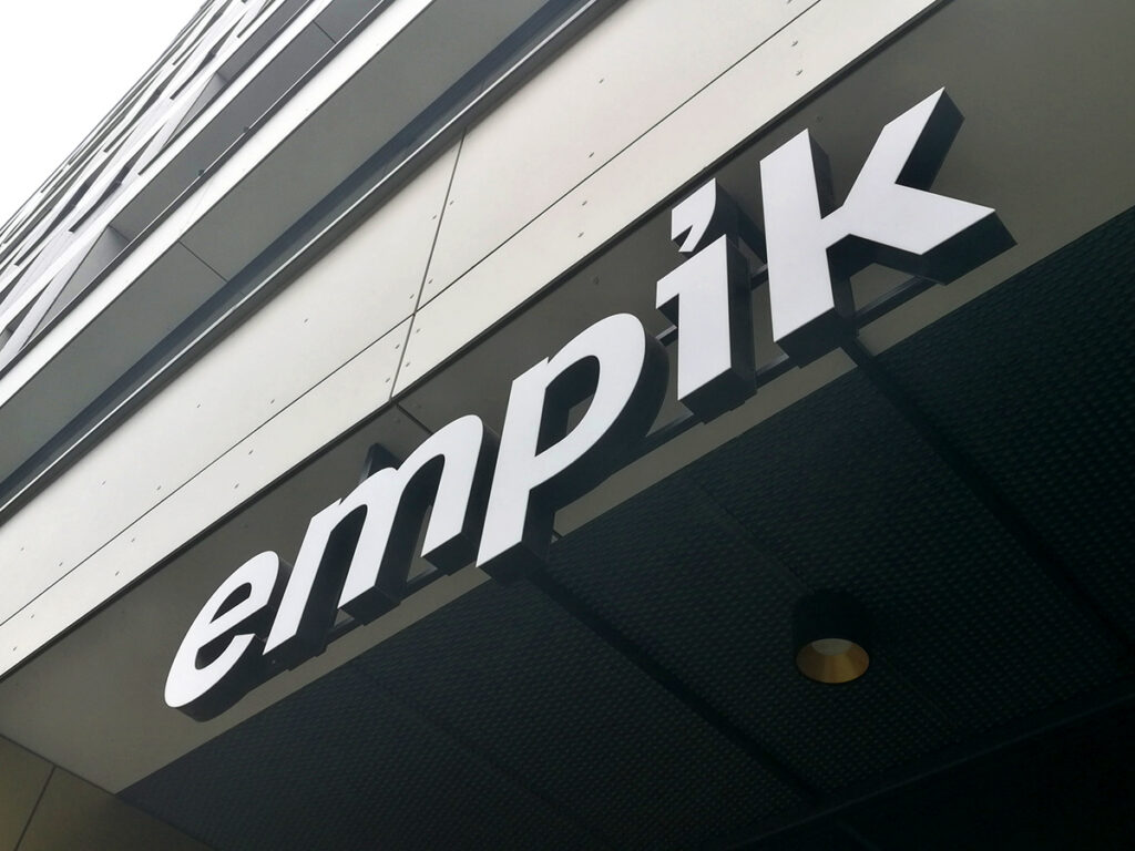napis 3D, litery led, znaki przestrzenne, reklamy Kielce, reklama zewnętrzna, Artsv