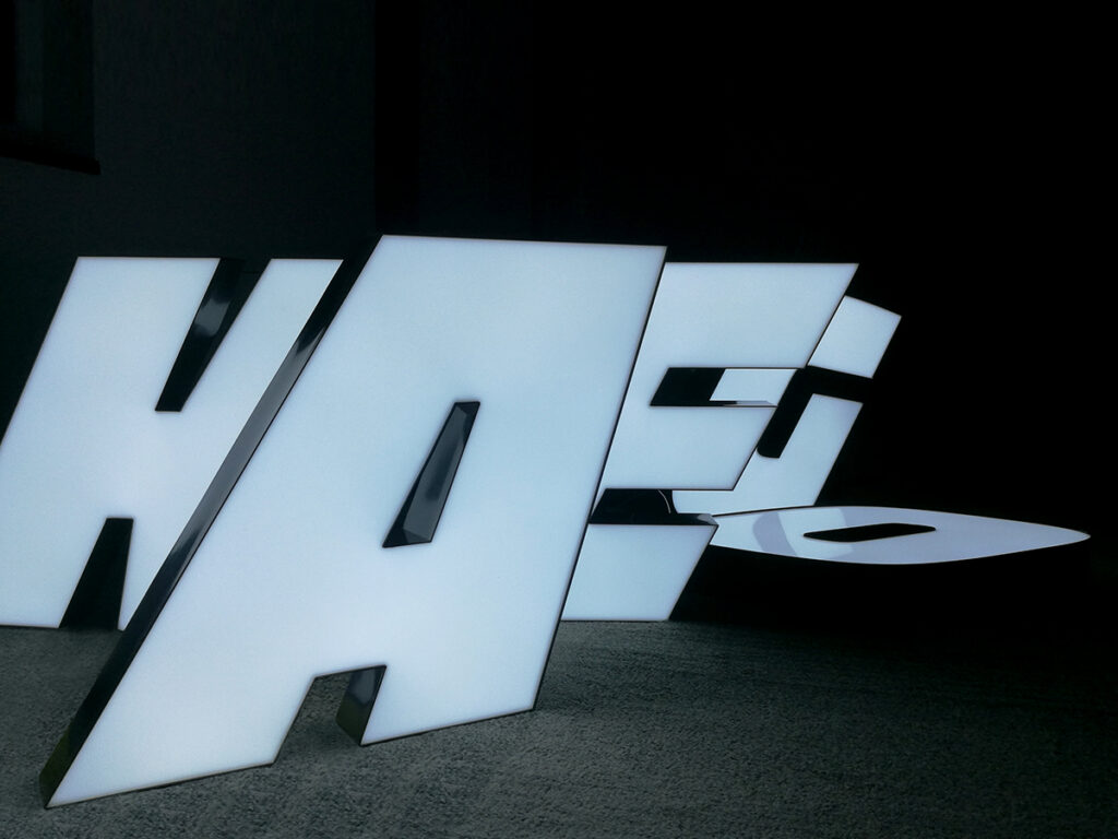 litery 3D, znki przestrzenne, litery świecące, szyld reklamowy