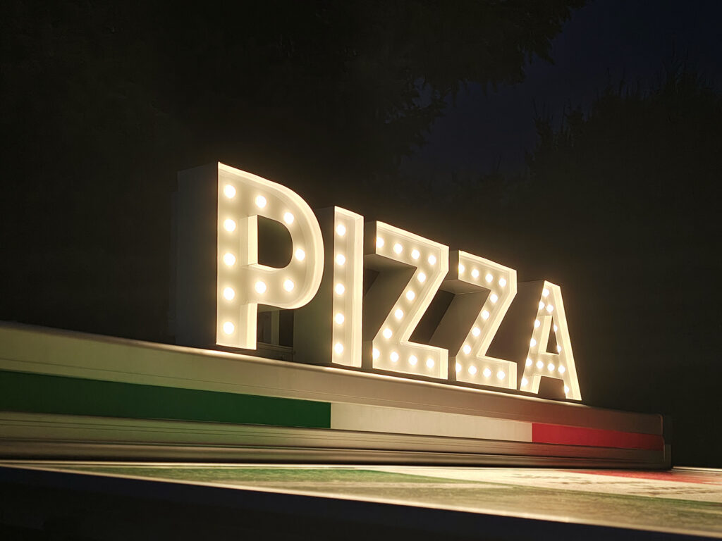 napis 3D, litery led, znaki przestrzenne, pizza, reklamy Kielce, reklama zewnętrzna, Artsviu